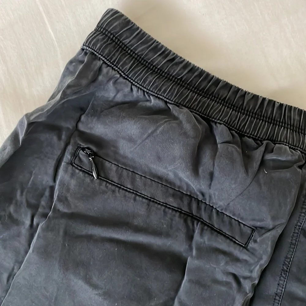 Lululemon women’s pleated shorts with pockets in black size 8